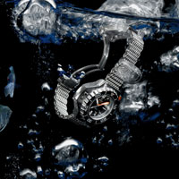 Фотопечать, абстракция: наручные часы под водой