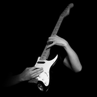 Фотопечать: гитара, руки в темноте