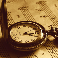 Фотопечать: старые часы-хронометр, ноты
