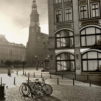 Черно-белая фотопечать: город, тротуар, велосипеды