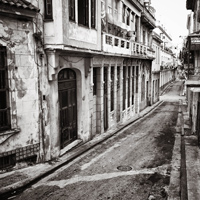 Фотопечать: старая улица, обшарпанные дома