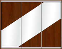 Диагональная вставка из зеркала в трехстворчатых дверях-купе