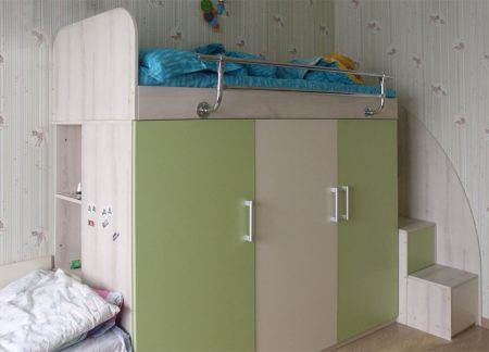 Шкаф и кровать-чердак в детской комнате