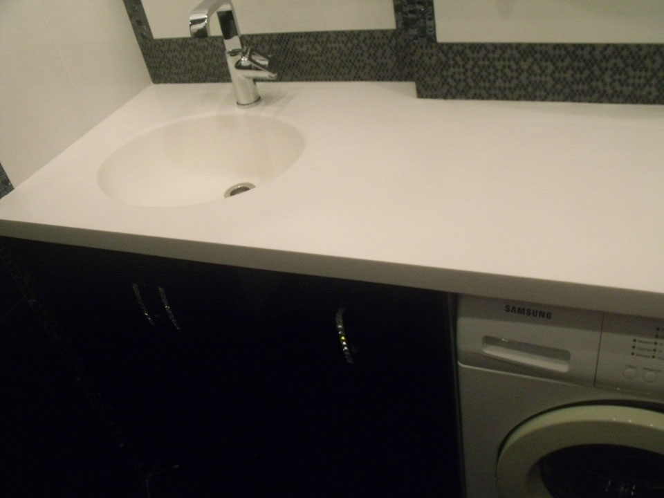 Черно-белая тумба в ванной комнате