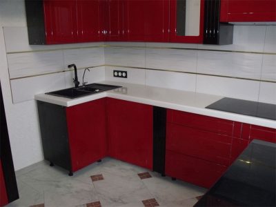 Глянцевая красно-черно-белая кухня