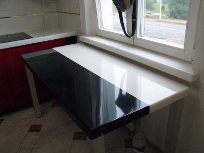 Кухонный столе с черно-белой столешницей