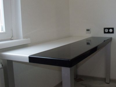 Кухонный стол со столешницей из двух камней разного цвета