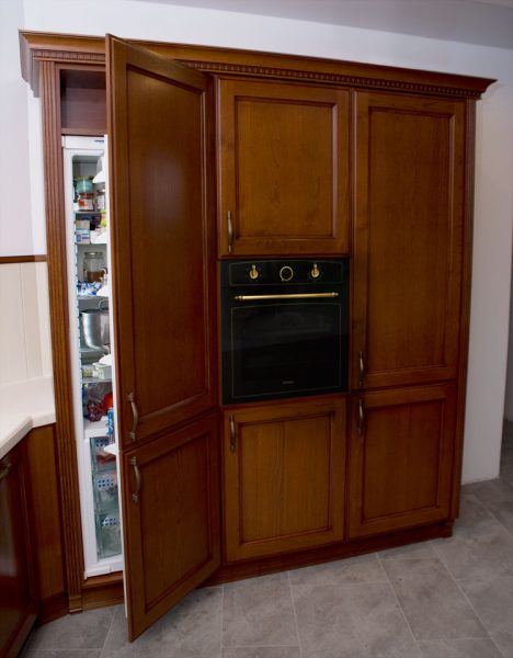 Кухонный шкаф-пенал со встроенным холодильником