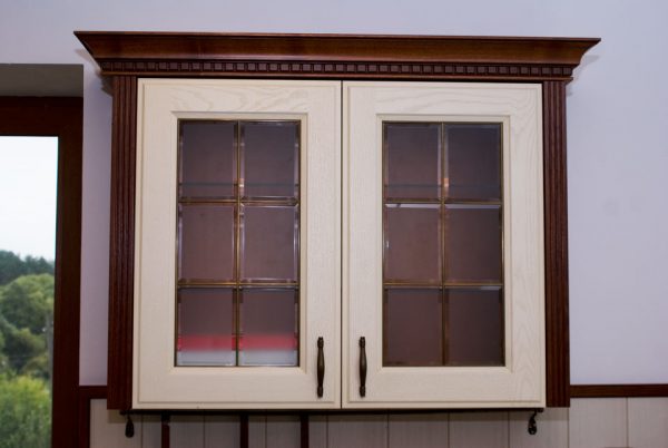 Кухонные навесные шкафчики из стекла и массива