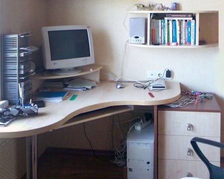 Угловой компьютерный стол с полками
