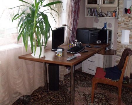 Компьютерный стол в комнате для мальчика