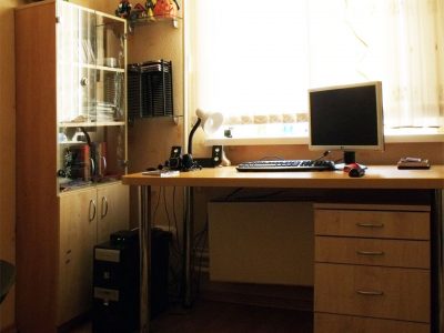 Компьютерный стол в подростковой комнате
