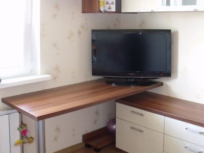 Компьютерный стол и комод в подростковой комнате