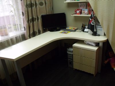 Компьютерный стол в подростковой комнате