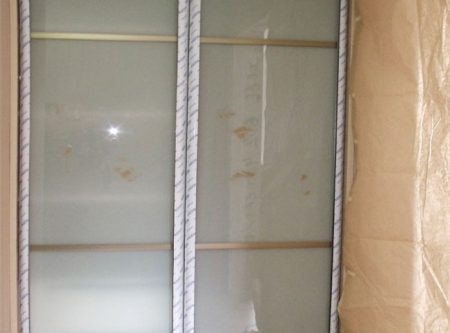 Распашной шкаф со стеклянными дверями