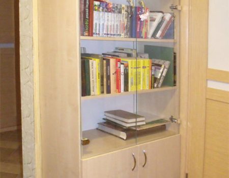 Книжный шкаф со стеклом