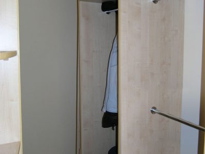 Узкая гардеробная комната