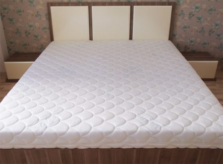 Широкая двуспальная кровать с матрасом